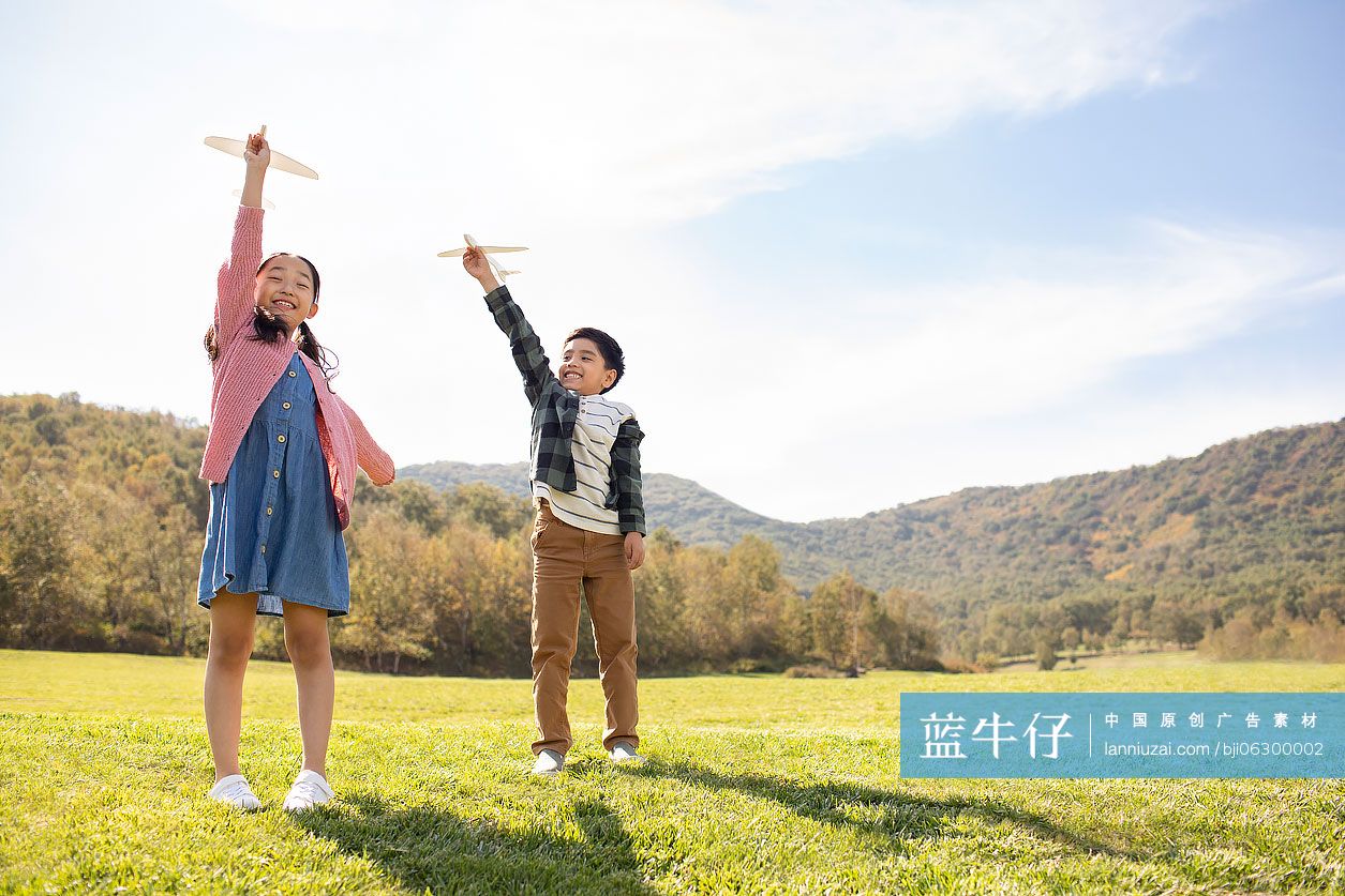 快乐的的姐弟俩在草地上玩耍