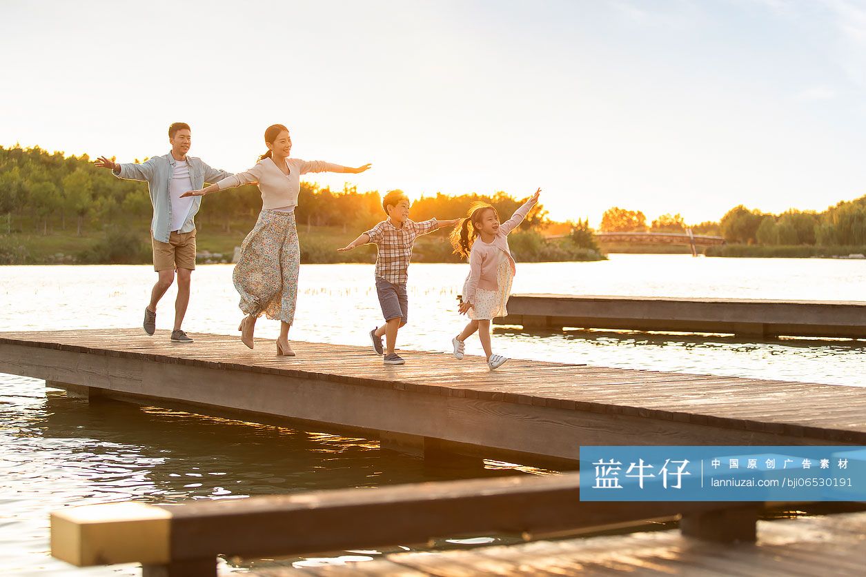 快乐的年轻家庭逛公园