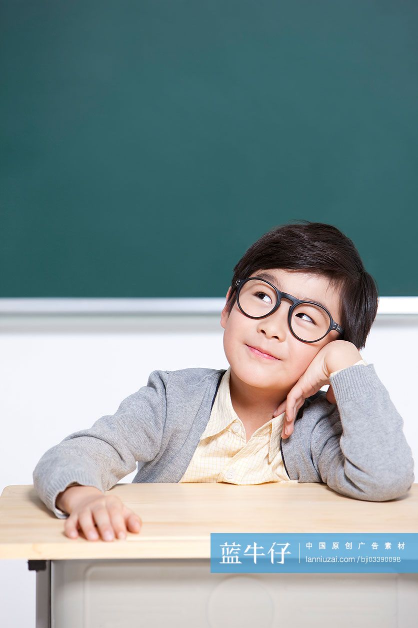 小男生托腮思考