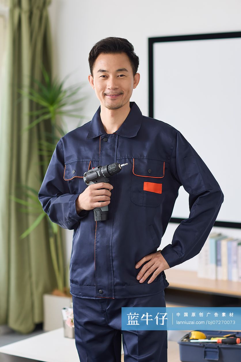 修理工拿着电钻