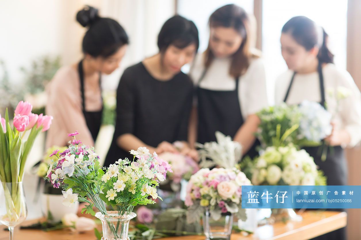 闺蜜一起参加插花艺术沙龙