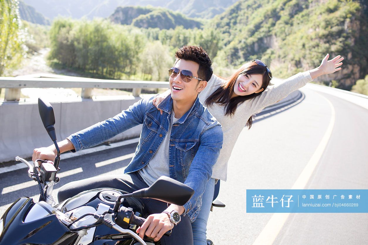 年轻情侣骑摩托车兜风