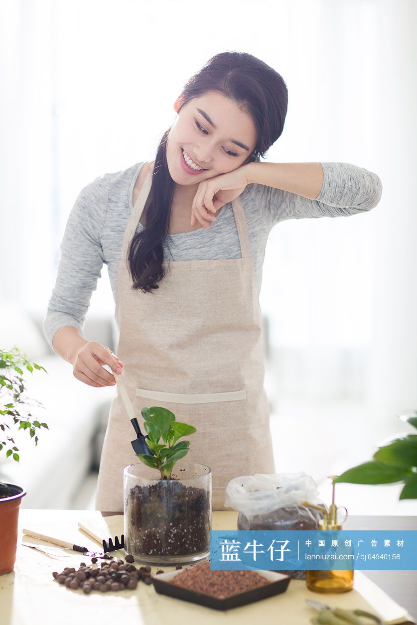 年轻女子在家种植盆栽-蓝牛仔影像-中国原创广告影像素材