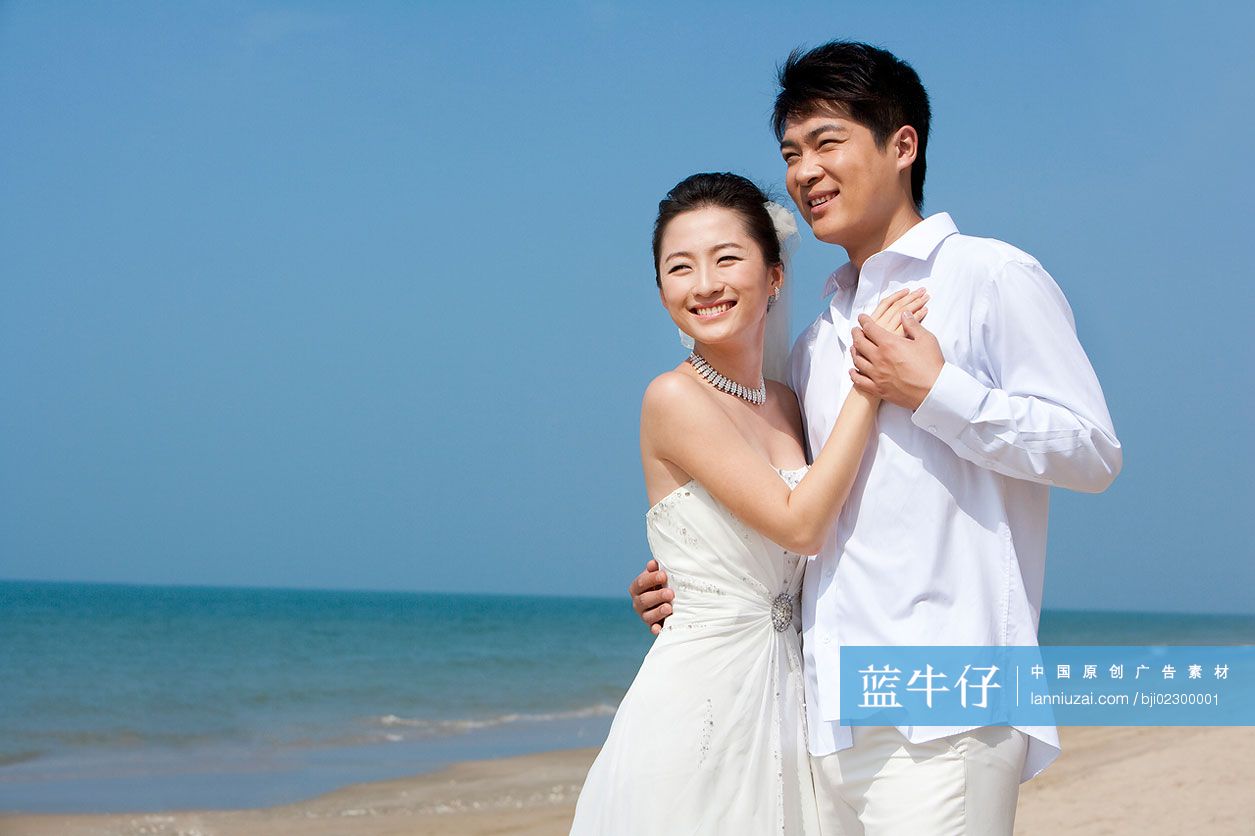 年轻女性在海边张开双臂-蓝牛仔影像-中国原创广告影像素材
