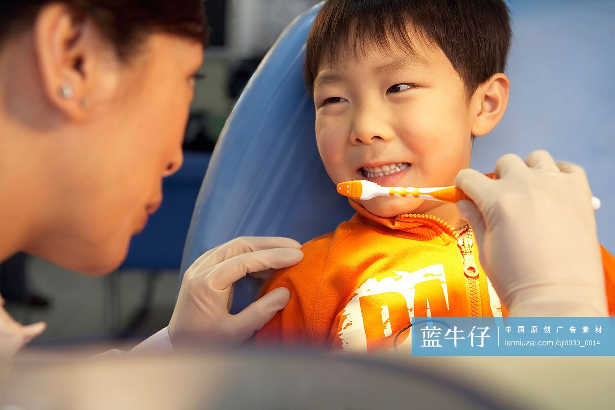 牙医给小男孩刷牙