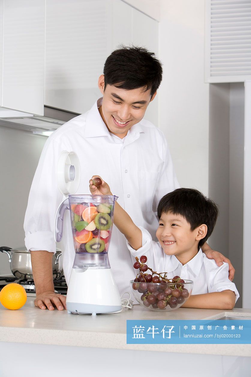 父子在厨房做鲜榨果汁