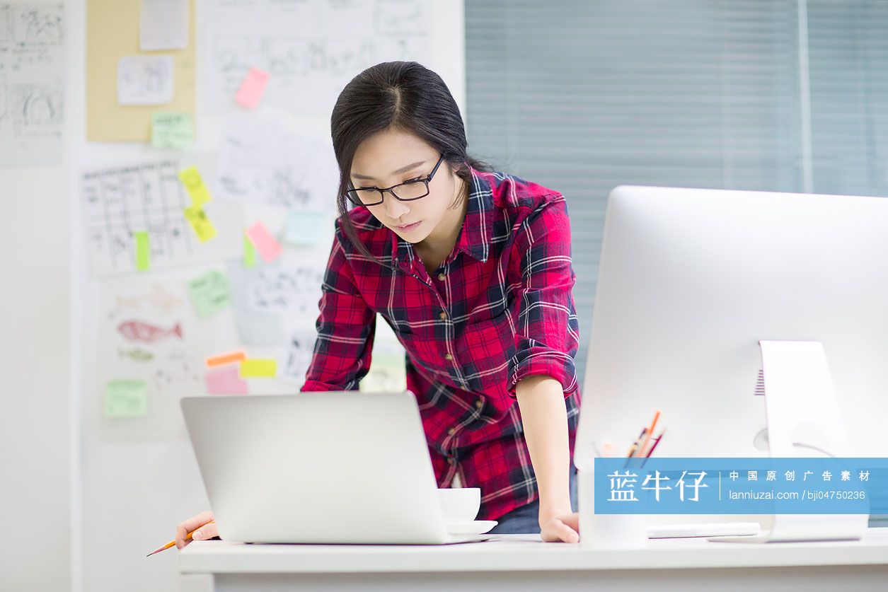 女设计师休闲办公