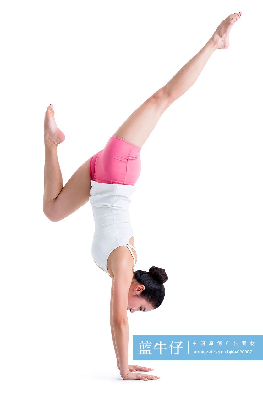 年轻女孩做瑜伽