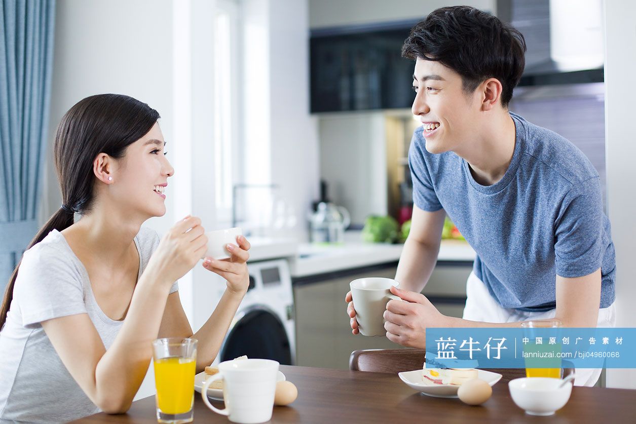 快乐的年轻夫妇在家吃早餐