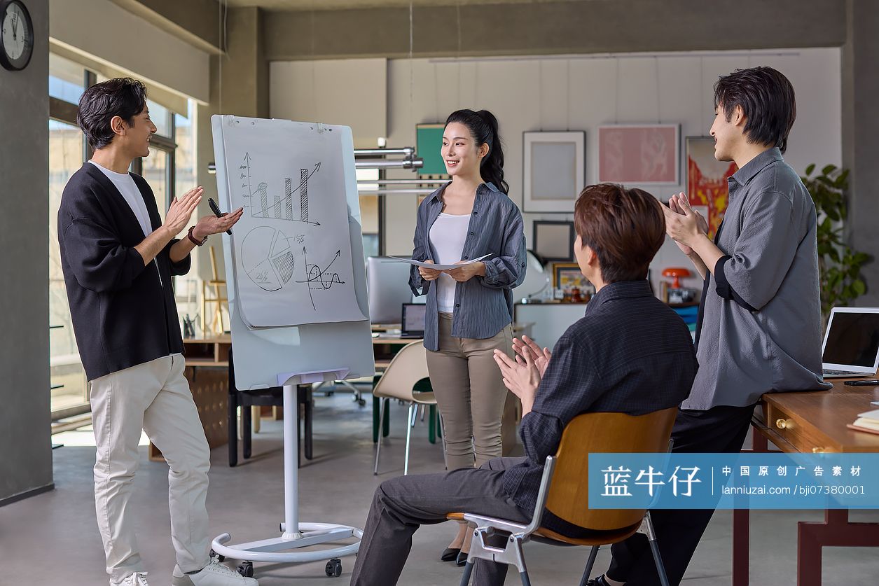 公司团队成员在进行工作讨论