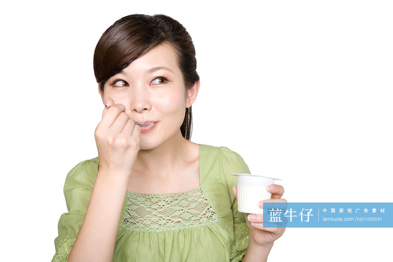 年轻女性喝酸奶-蓝牛仔影像-中国原创广告影像素材