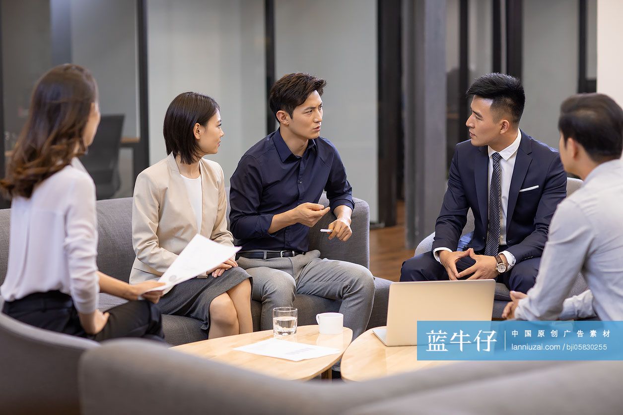 自信的商务人士在办公室讨论