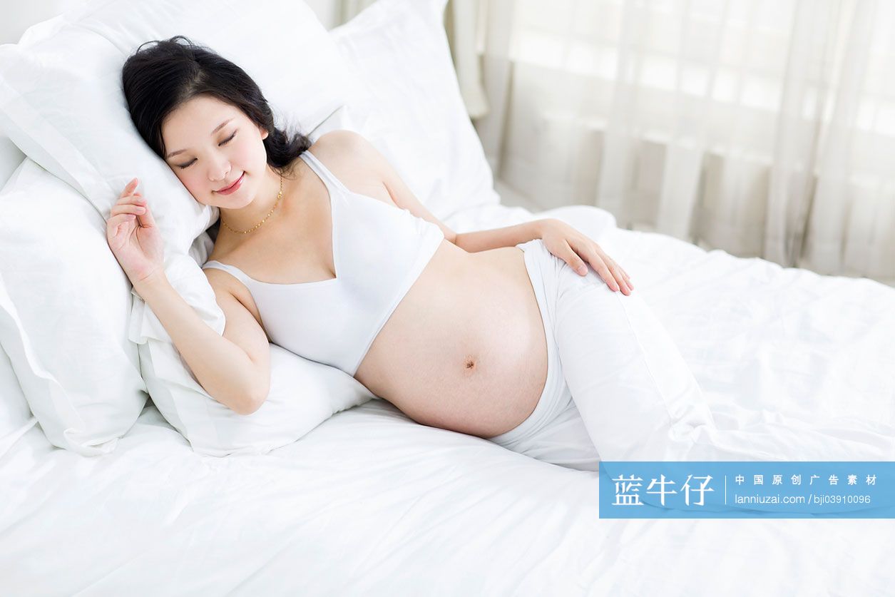 躺在床上休息的孕妇