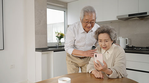 Senior Chinese couple  using smartphone at home,4K