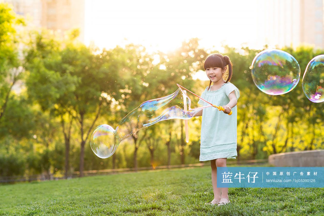 快乐的小女孩在公园玩泡泡