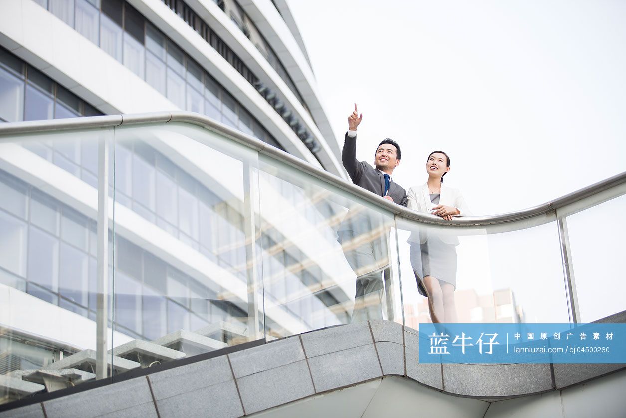 商务人士站在阶梯上谈论