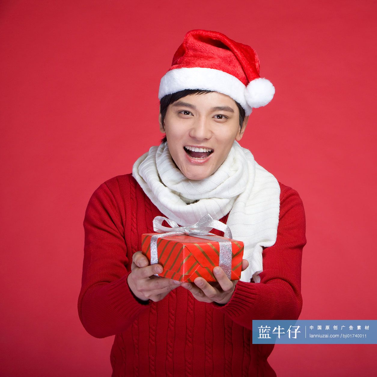 青年男子手捧礼物盒