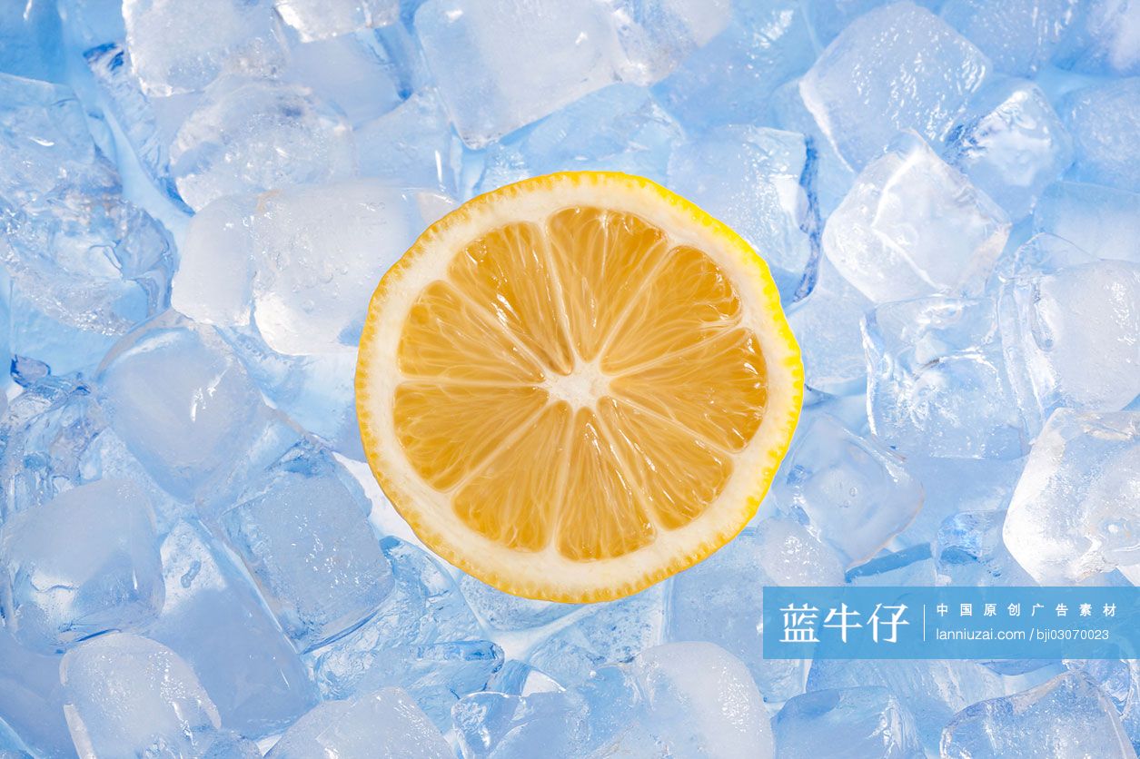 切开的柠檬和冰块