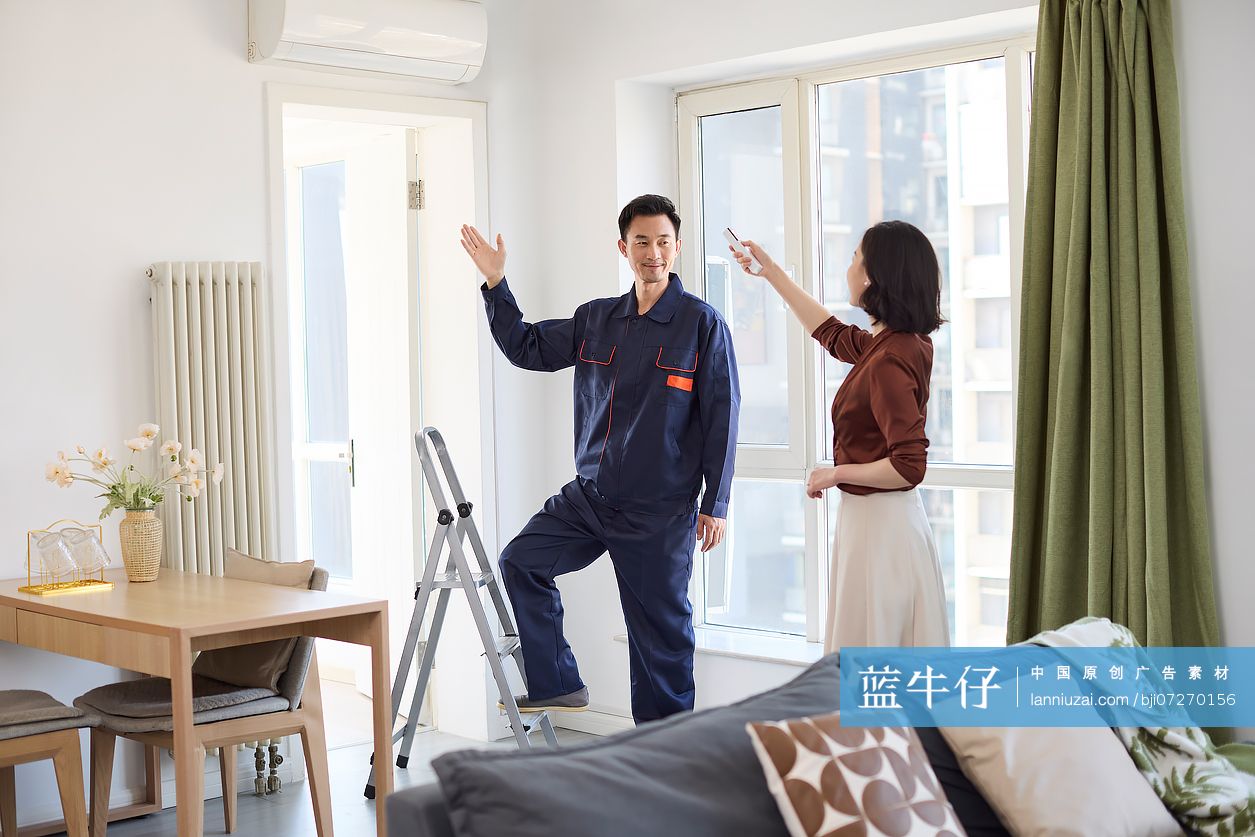修理工修空调