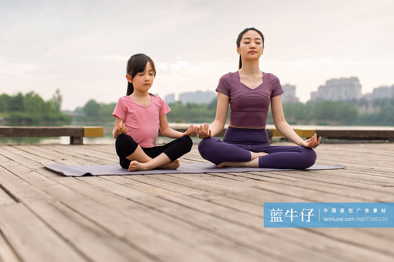 妈妈和女儿做瑜伽