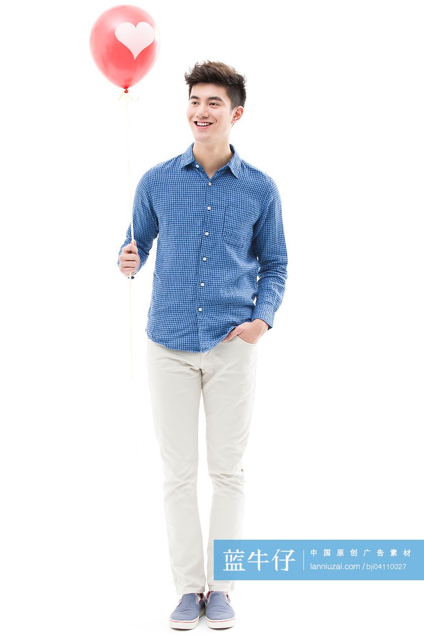 年轻男子拿着一个气球