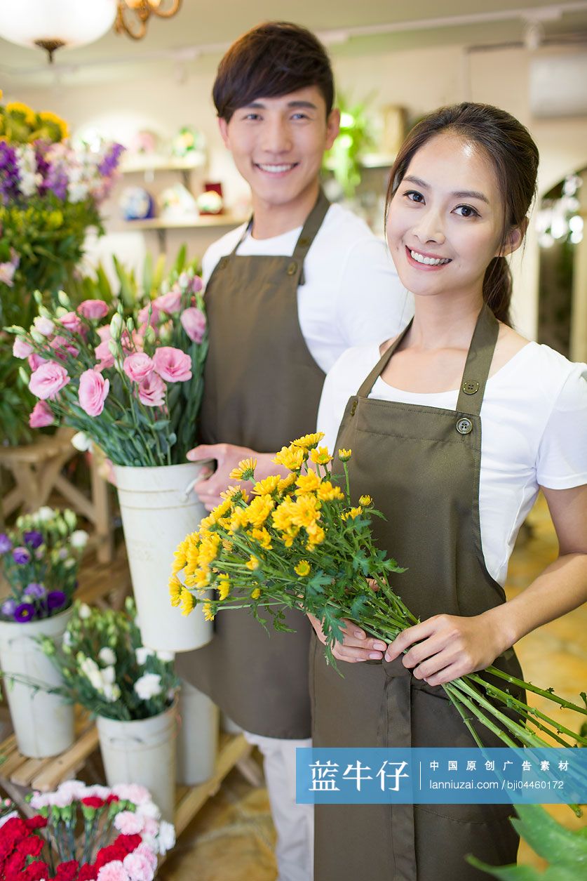 花店员工在店里工作