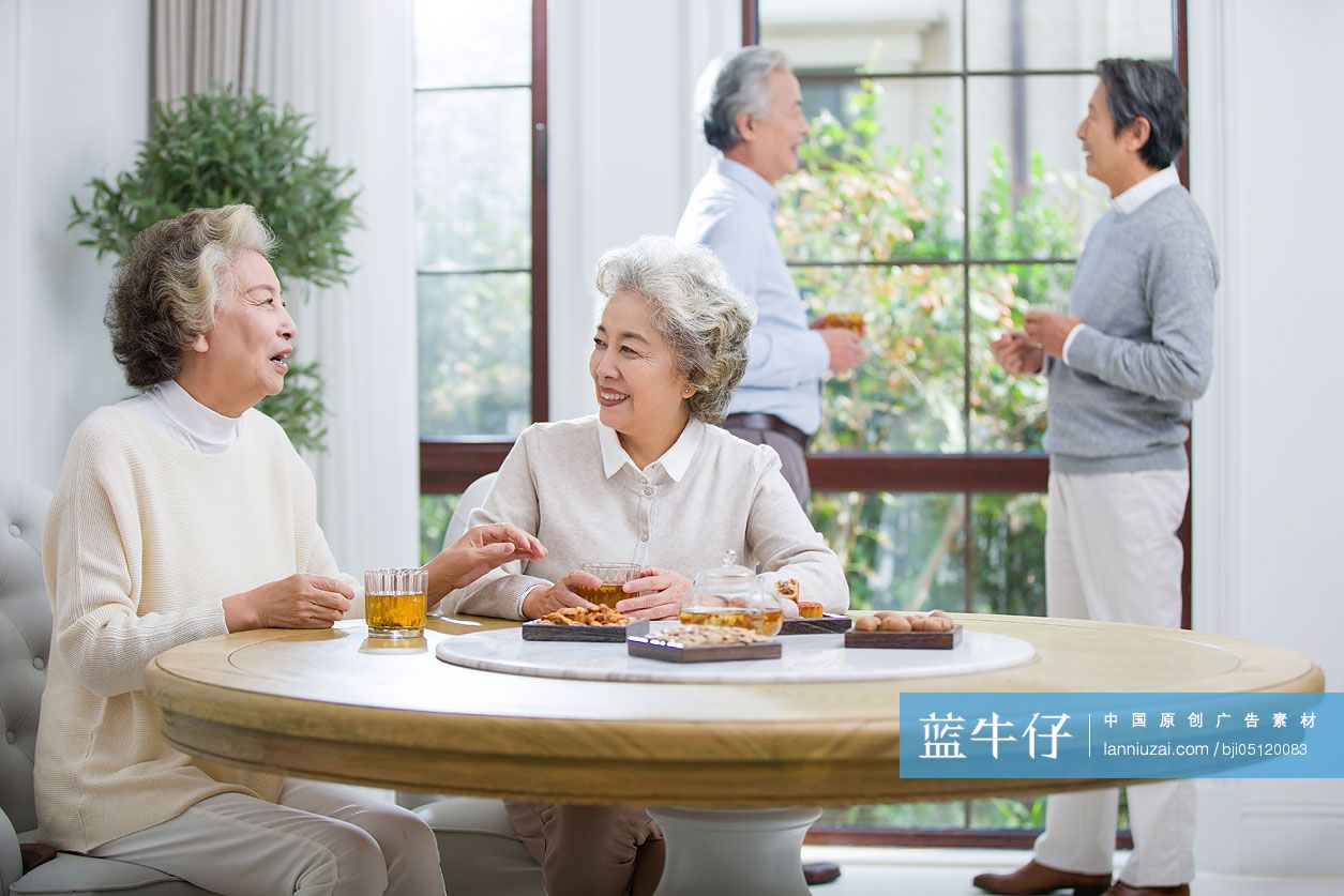 快乐的老年人喝茶聊天