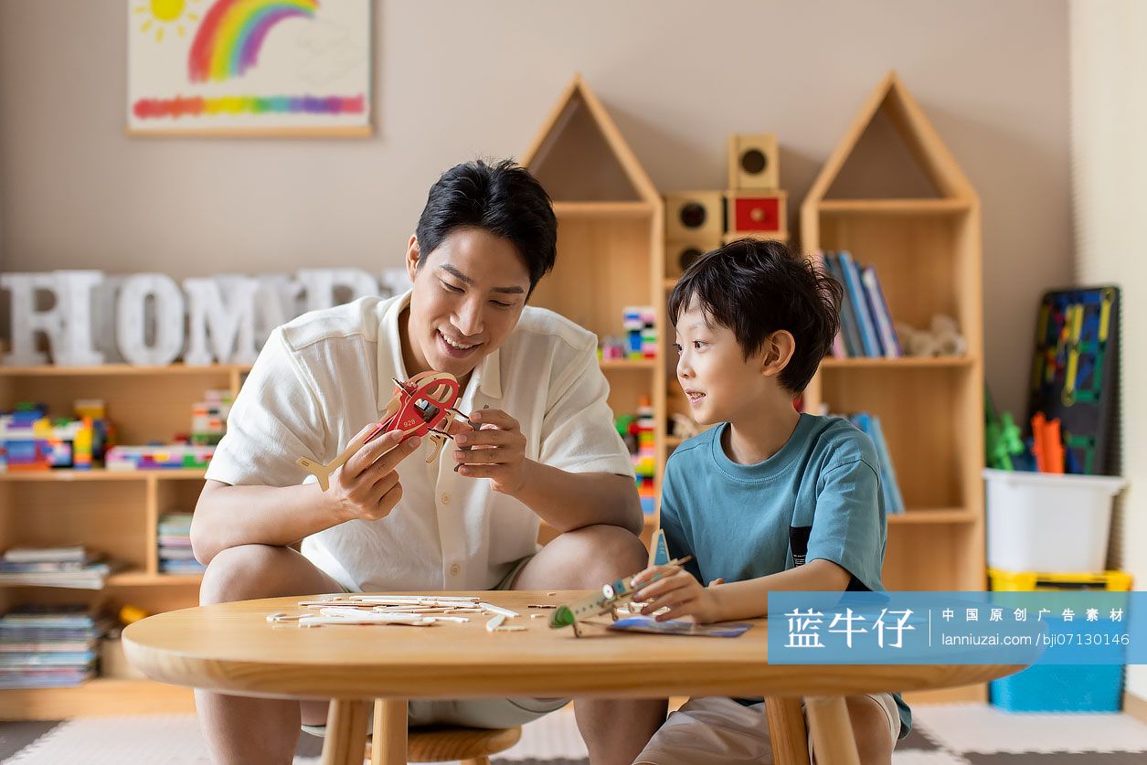 父子俩制作飞机模型