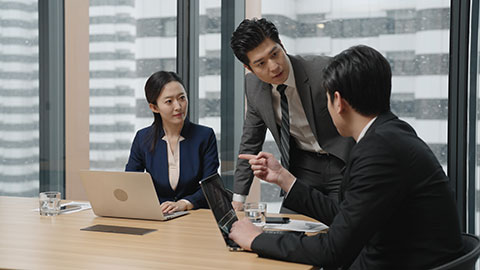 Confident Chinese business people having a meeting,4K