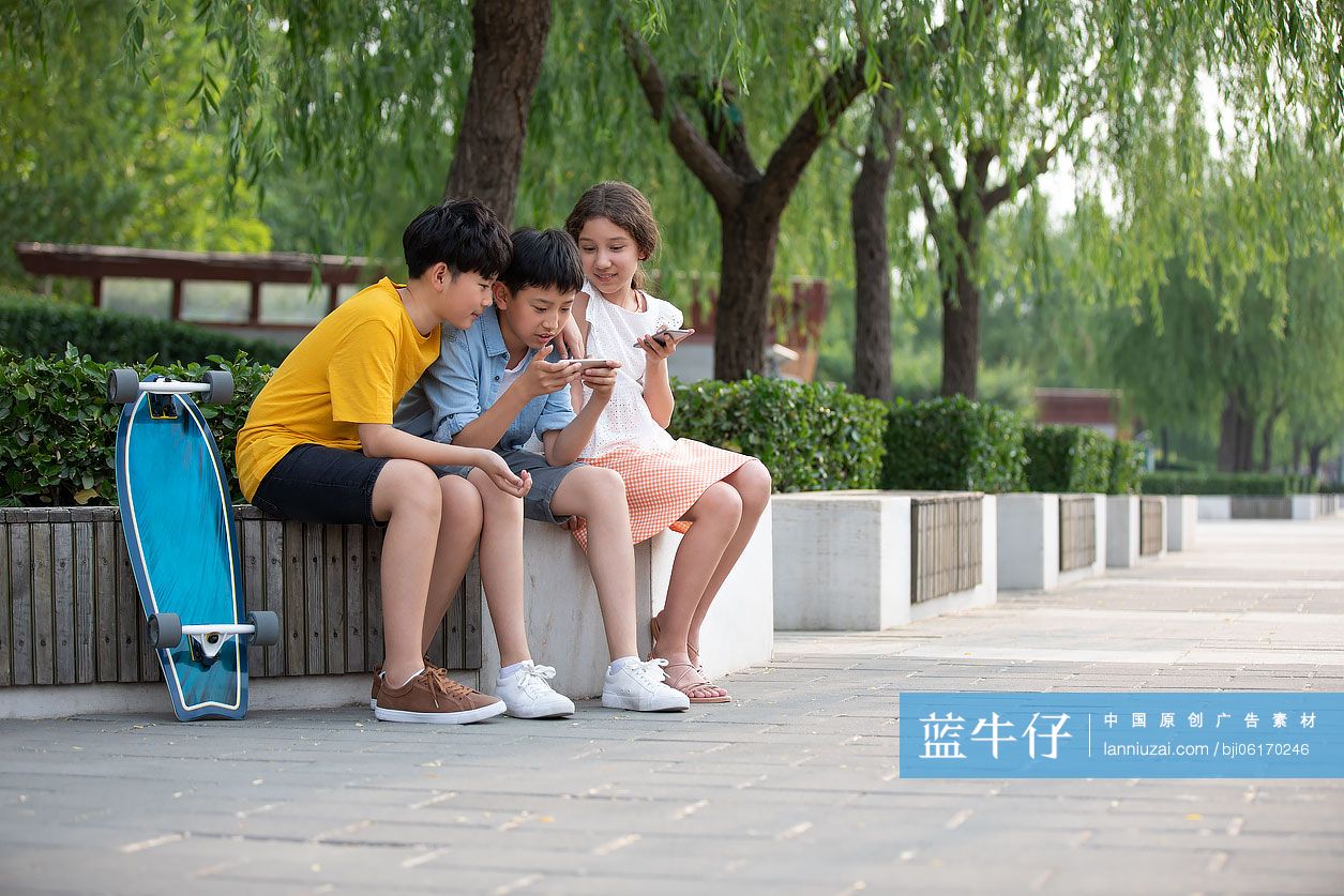 青少年在公园玩手机