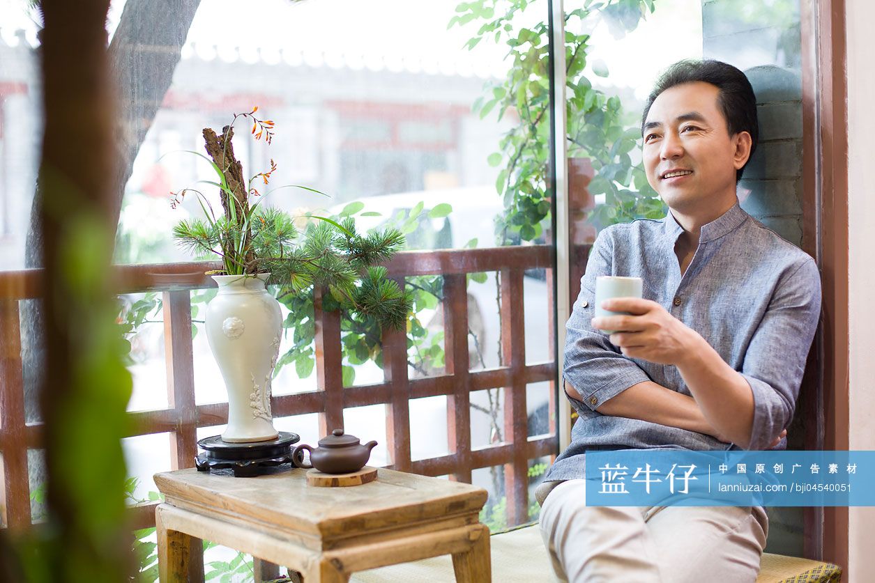 成熟男子在茶馆喝茶