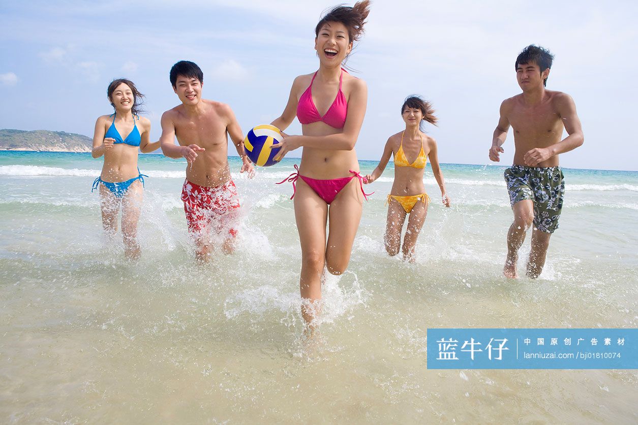 在海中奔跑的年轻人