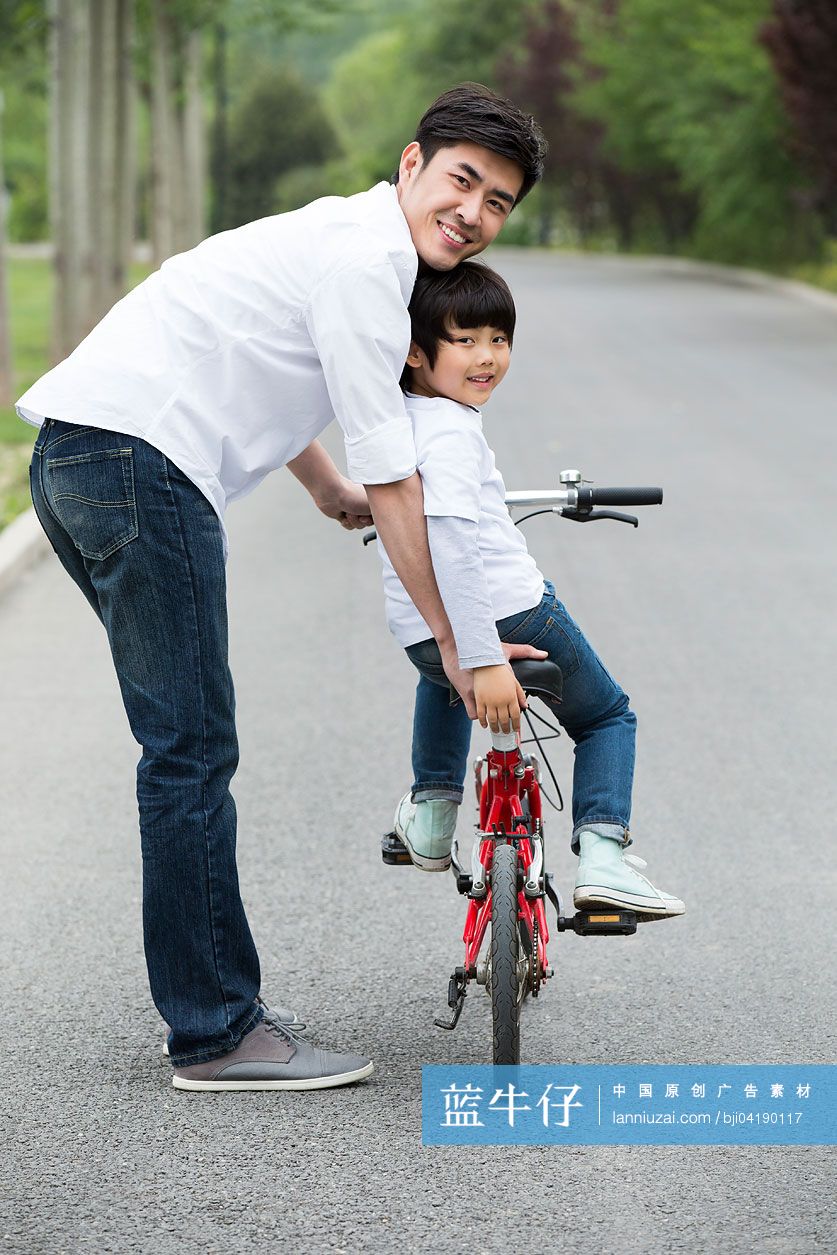 父親教兒子騎自行車