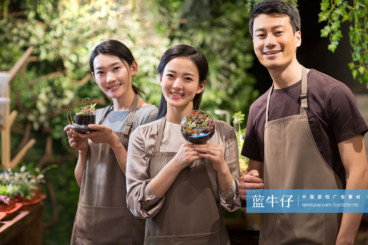 花店员工在店里工作