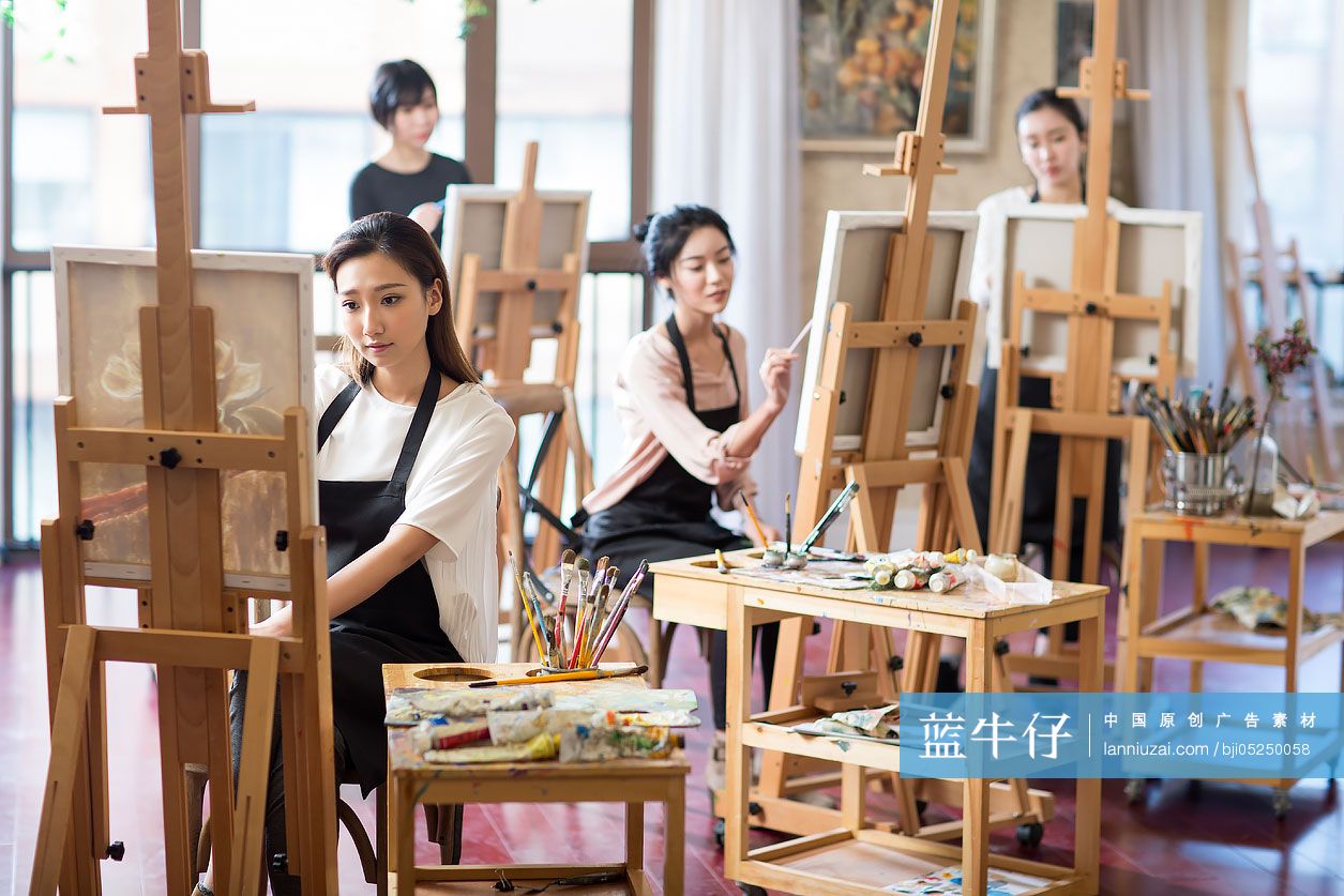 年轻女子在画室学画画