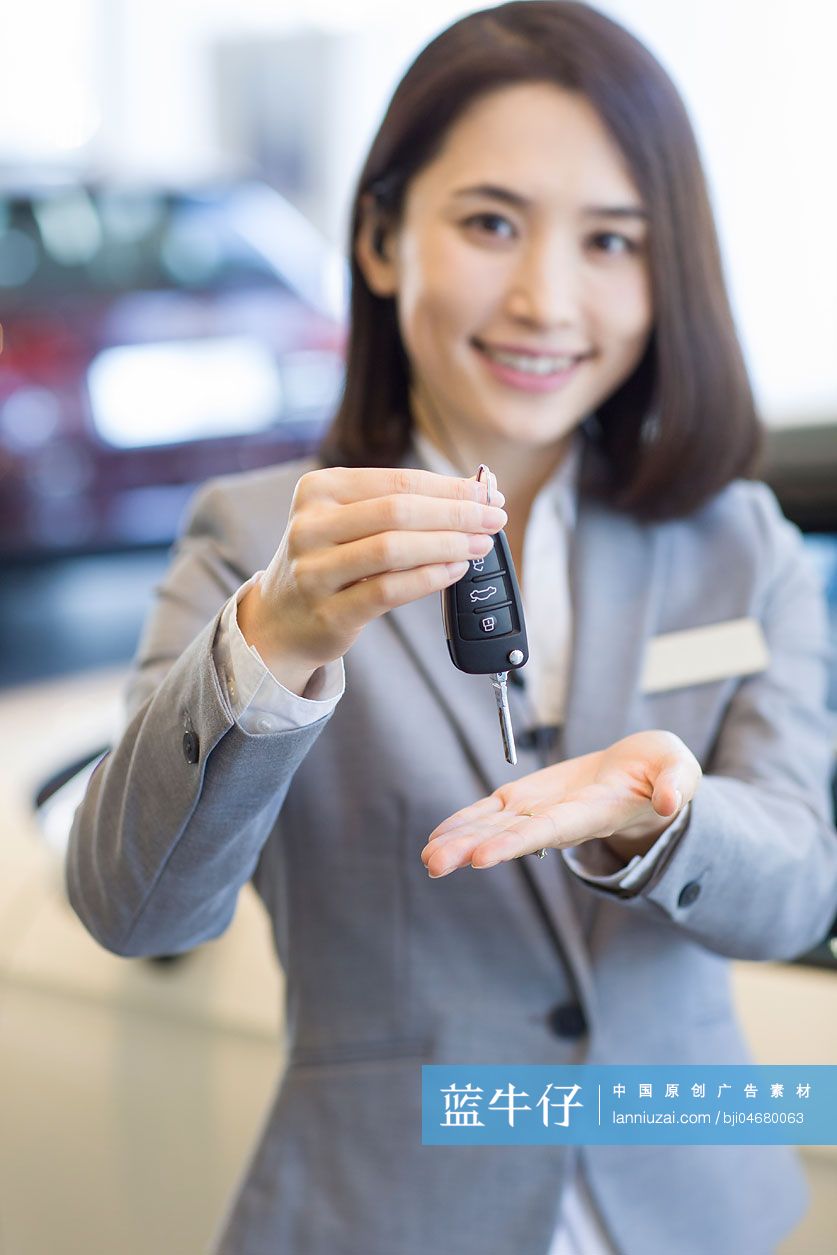 汽车销售员拿着车钥匙