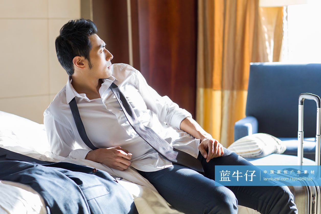 商务男士在宾馆休息-蓝牛仔影像-中国原创广告影像素材