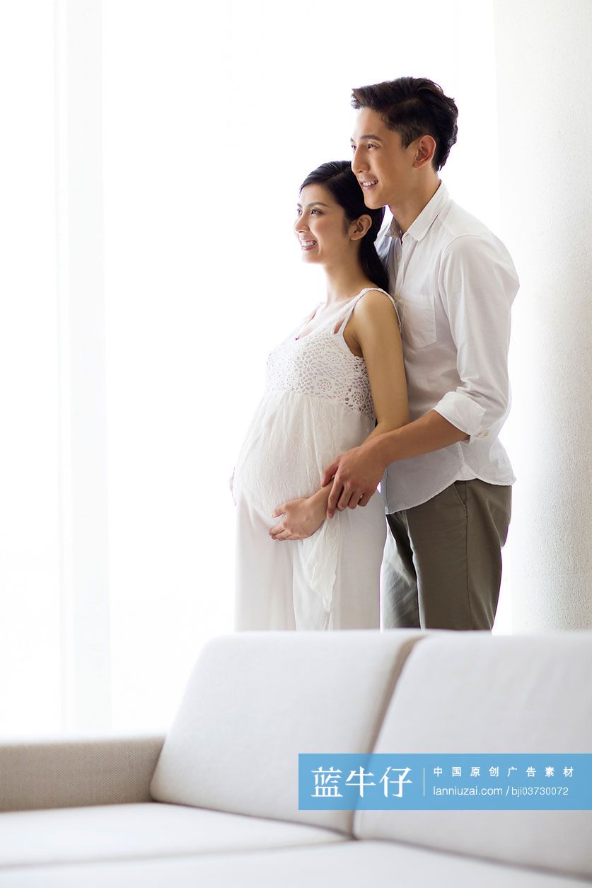 年轻夫妇在客厅