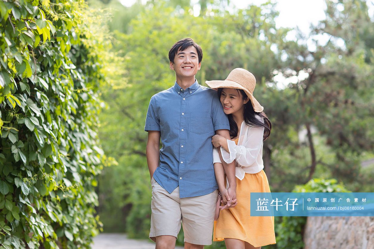 快乐年轻情侣旅游度假