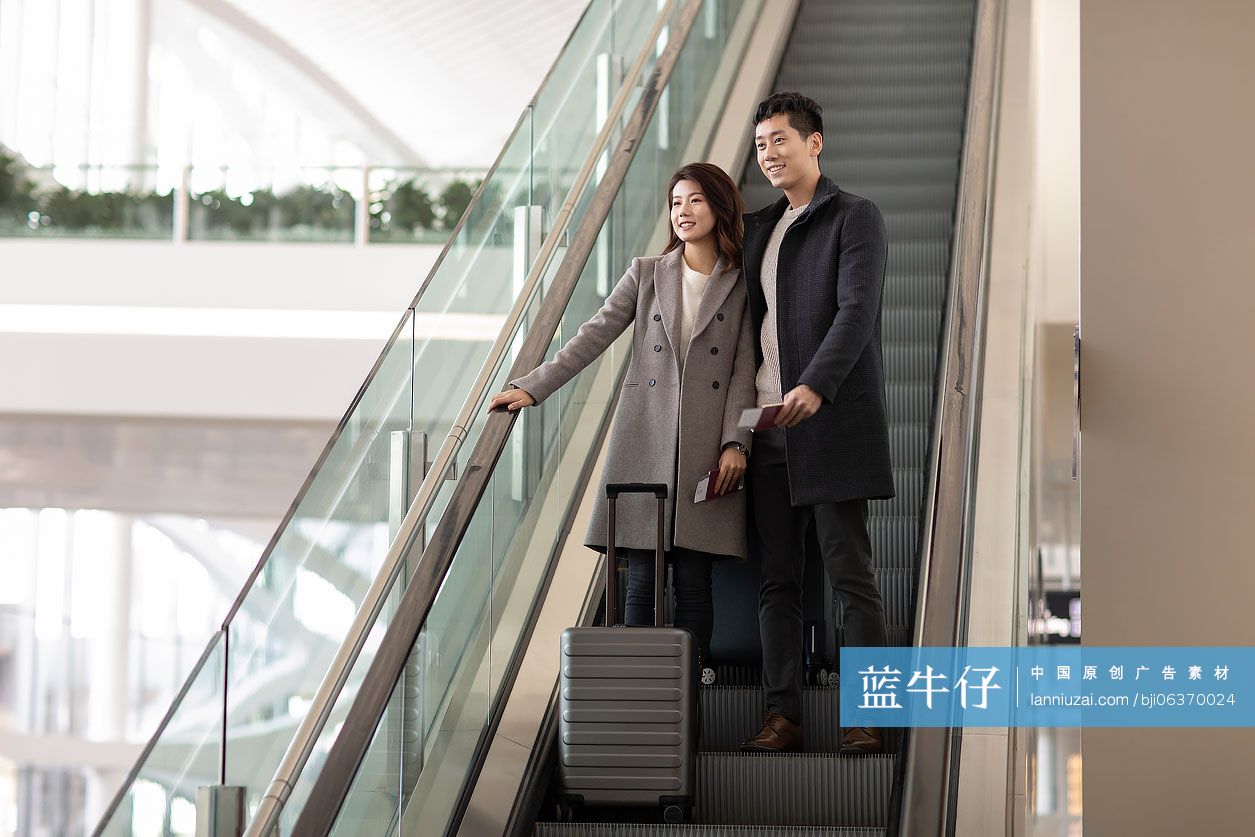 快乐的年轻夫妇在机场