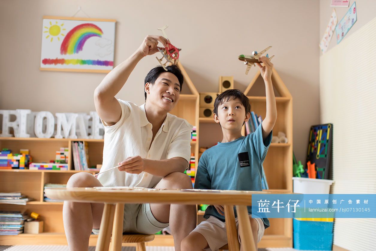 父子俩制作飞机模型