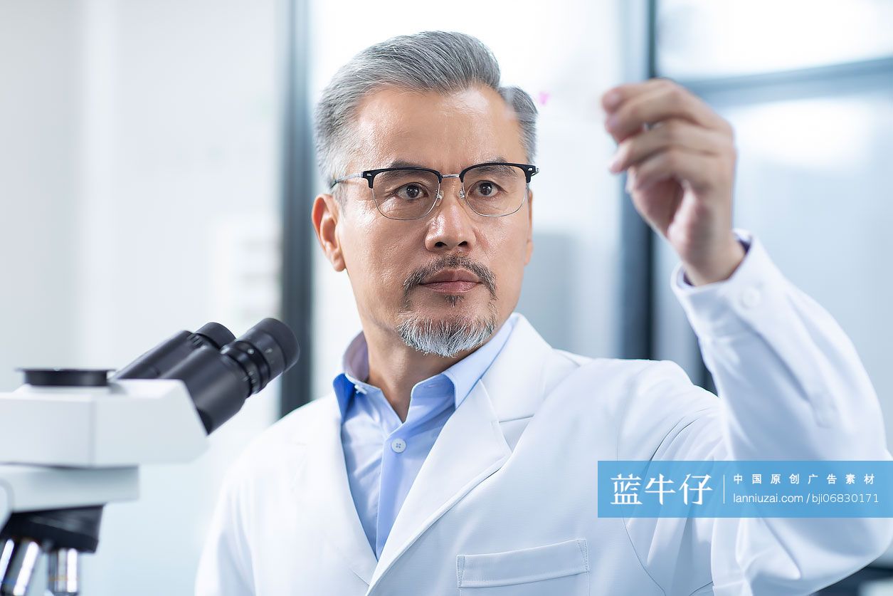 医学研究员在实验室工作