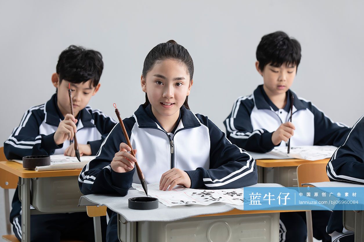 学生在教室上书法课