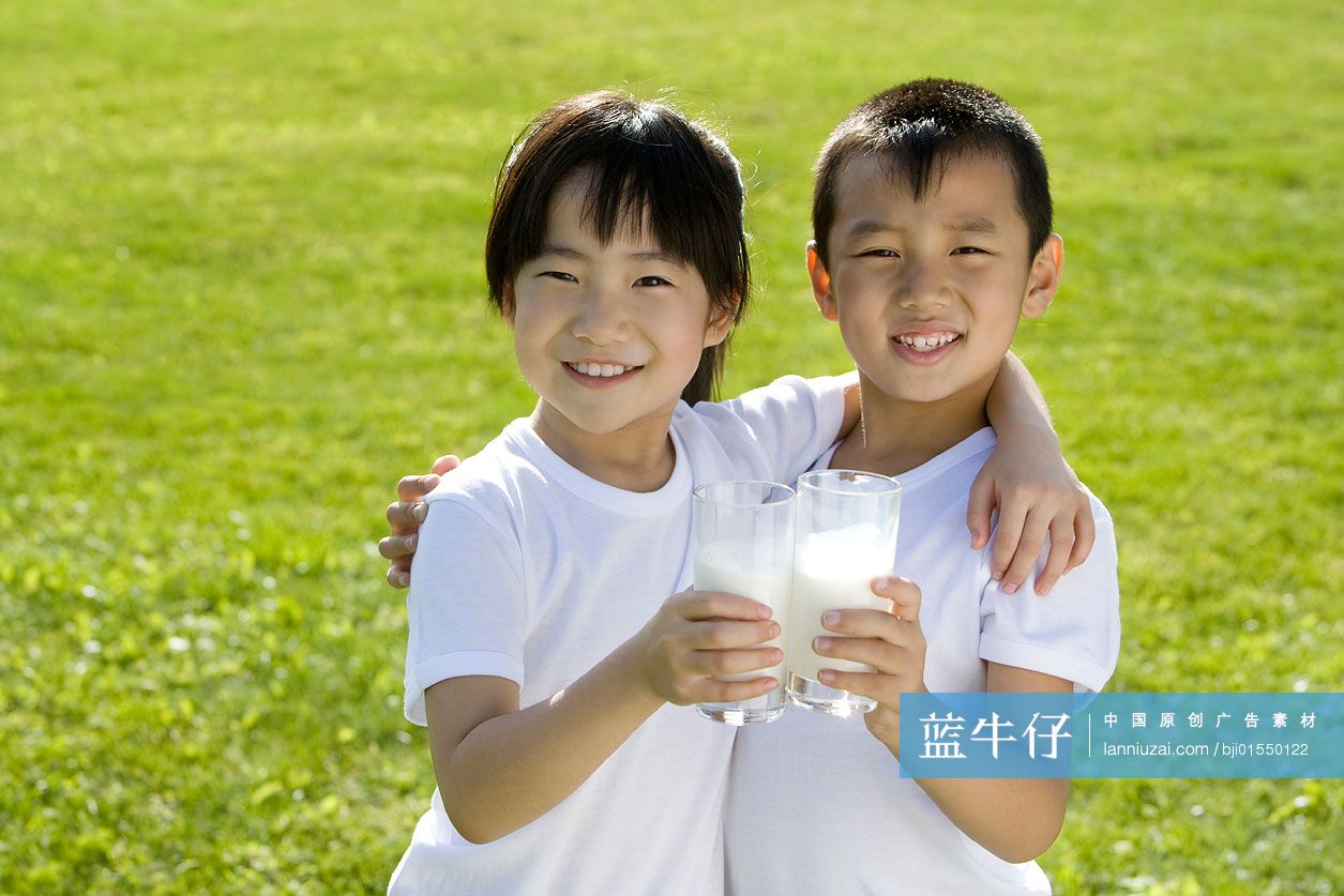小男孩和小女孩喝牛奶
