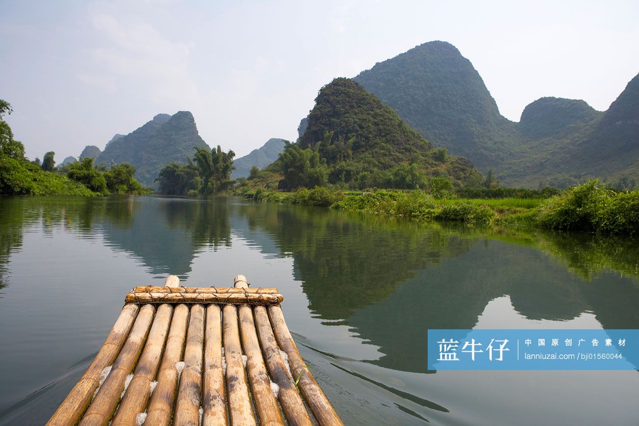 桂林漓江上的竹筏