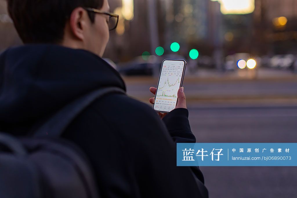 男子用手机查看股票行情