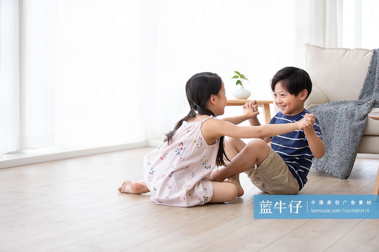 兄妹俩在客厅玩耍