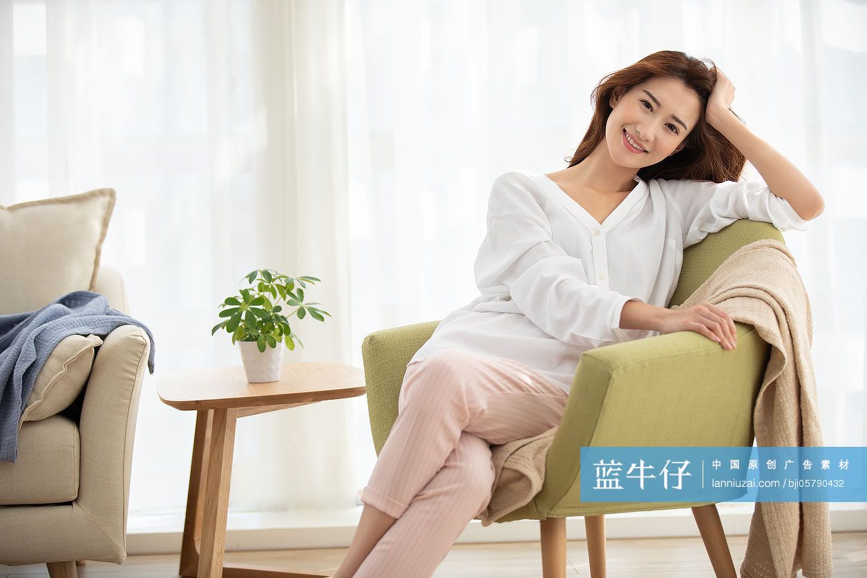 年轻女士在家休息