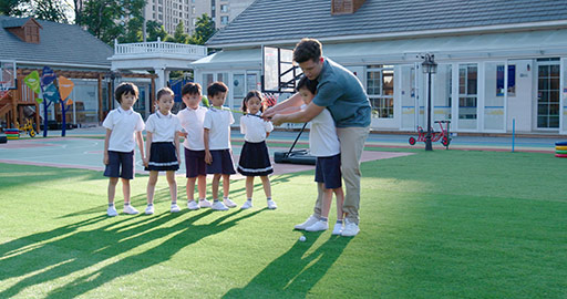 Foreign teacher teaching children golf,4K