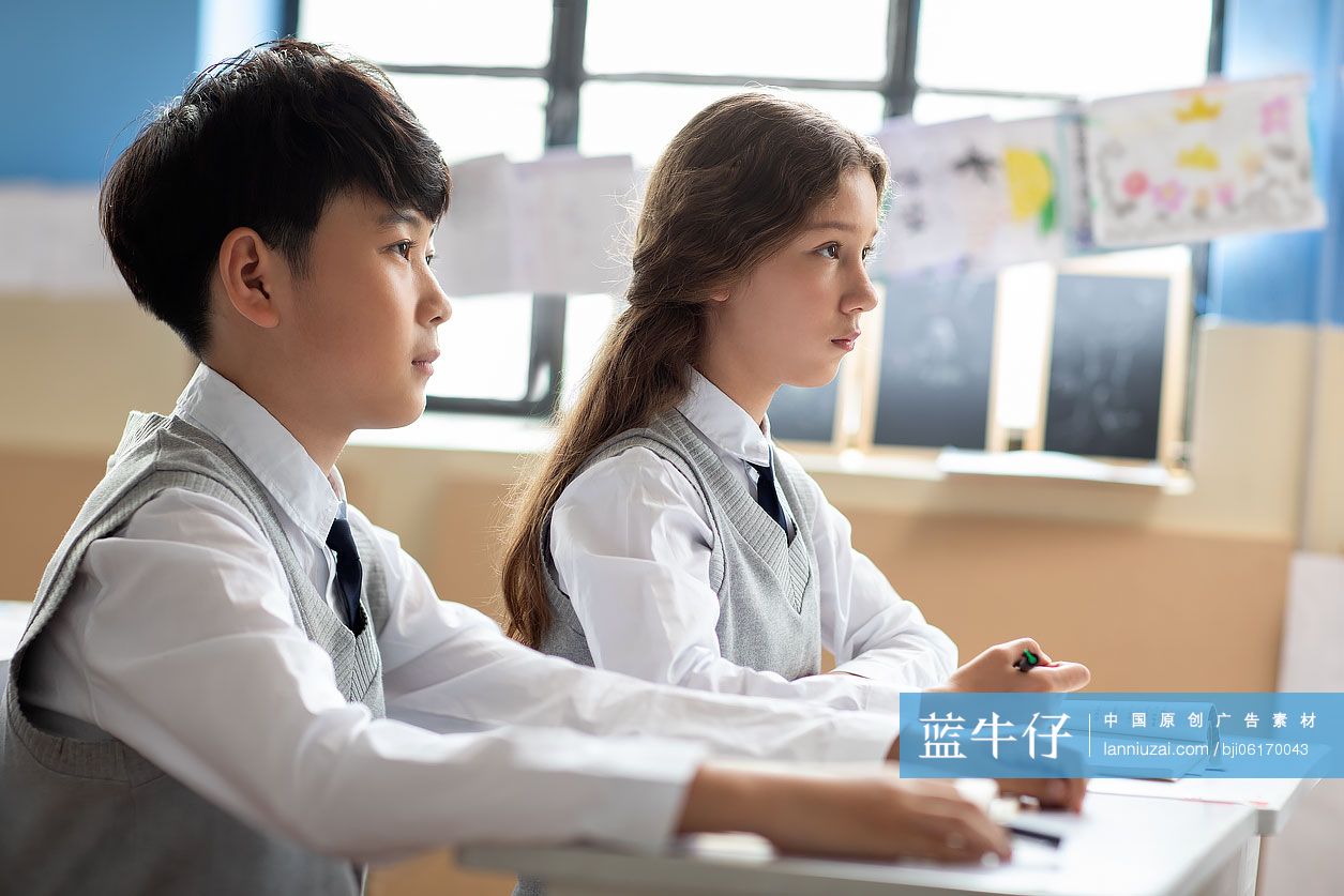 学生在教室学习